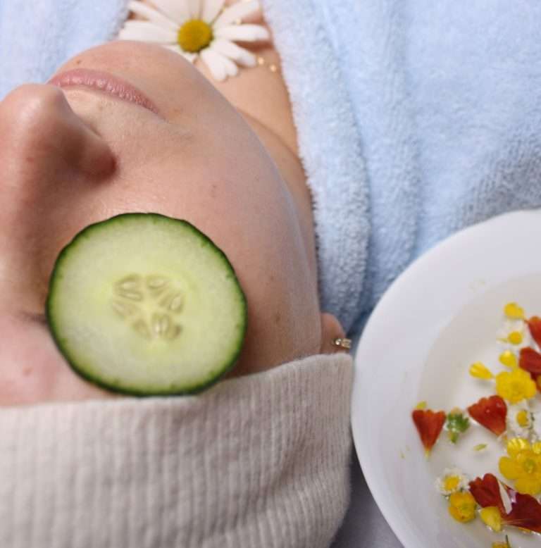 Giovane donna con pelle mista che usa prodotti naturali per combattere gli inestetismi