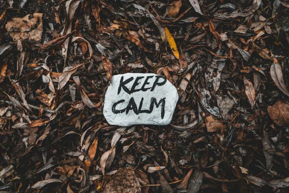 Scritta “KEEP CALM” su pietra: in primavera stabilità prima di aggiungere stimoli