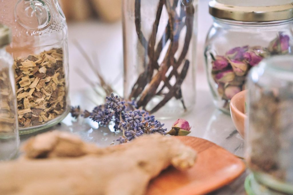 Estratti, erbe conservate in vasi trasparenti fiori secchi, sono gli ingredienti per avere una pelle radiosa sempre